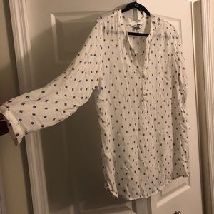 White blouse and blue accentss